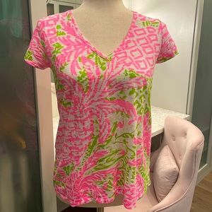 Lilly Pulitzer lightweight V neck Tee